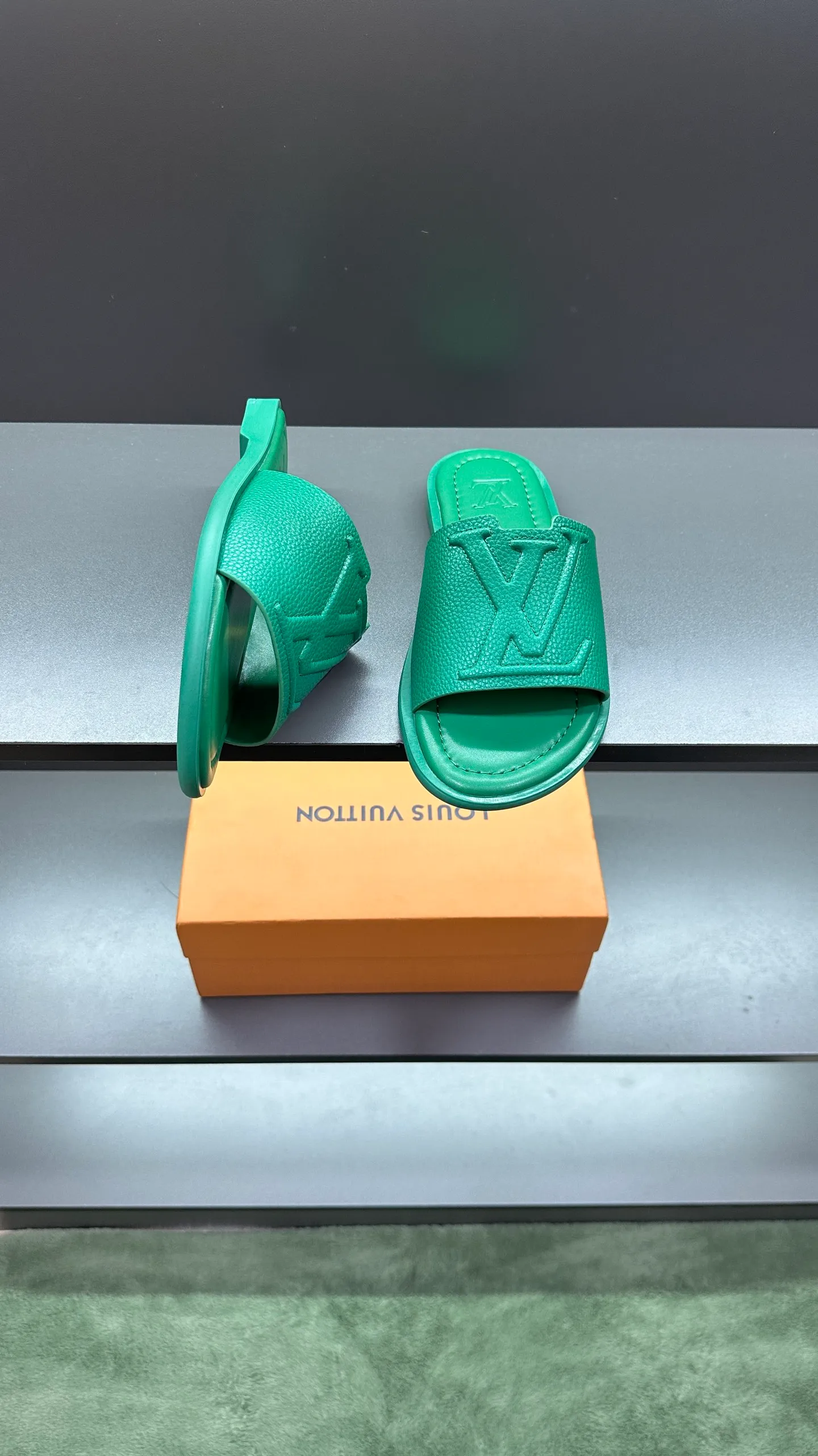 P300 🔍LV Men's Spring and Summer Slippers Counter Synchronization. The uppers are imported cowhide fabrics from Italy, with logo graphics and high-quality craftsmanship. Soles: original soles specially provided by the original factory. Exclusive movable molded soles are super comfortable. Original factory follow-up orders. 🔍🔍High quality. You can enter and leave the counter at will. Welcome to compare. Code number 38-45 No. 058
